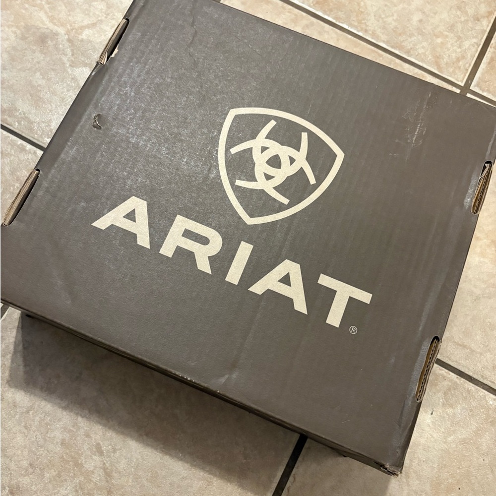 Ariat VR Headset - Sleek Gray Design